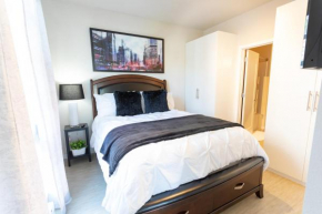 Beautiful & Modern Apartment - Walk to Uptown!